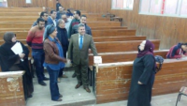 The university president inspects the exams in the faculty